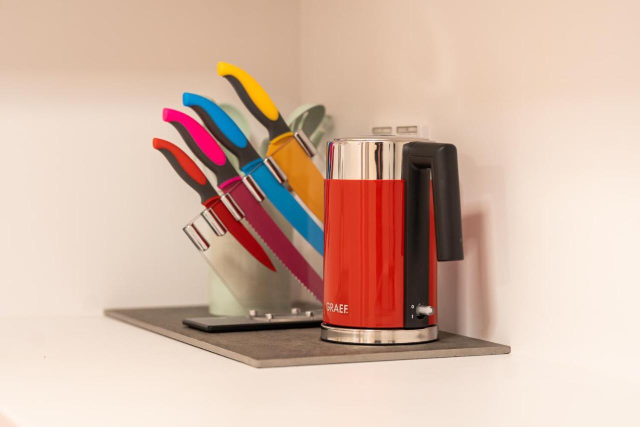 Hostel Мангейм Экстерьер фото Dualit kettle and knife block