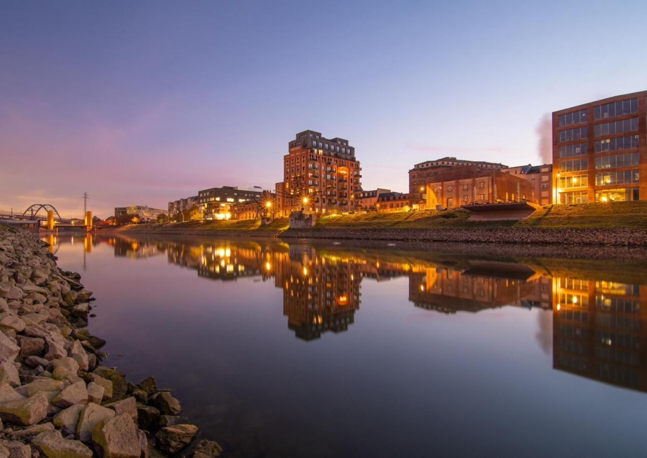 Hostel Мангейм Экстерьер фото The River Lagan at dusk