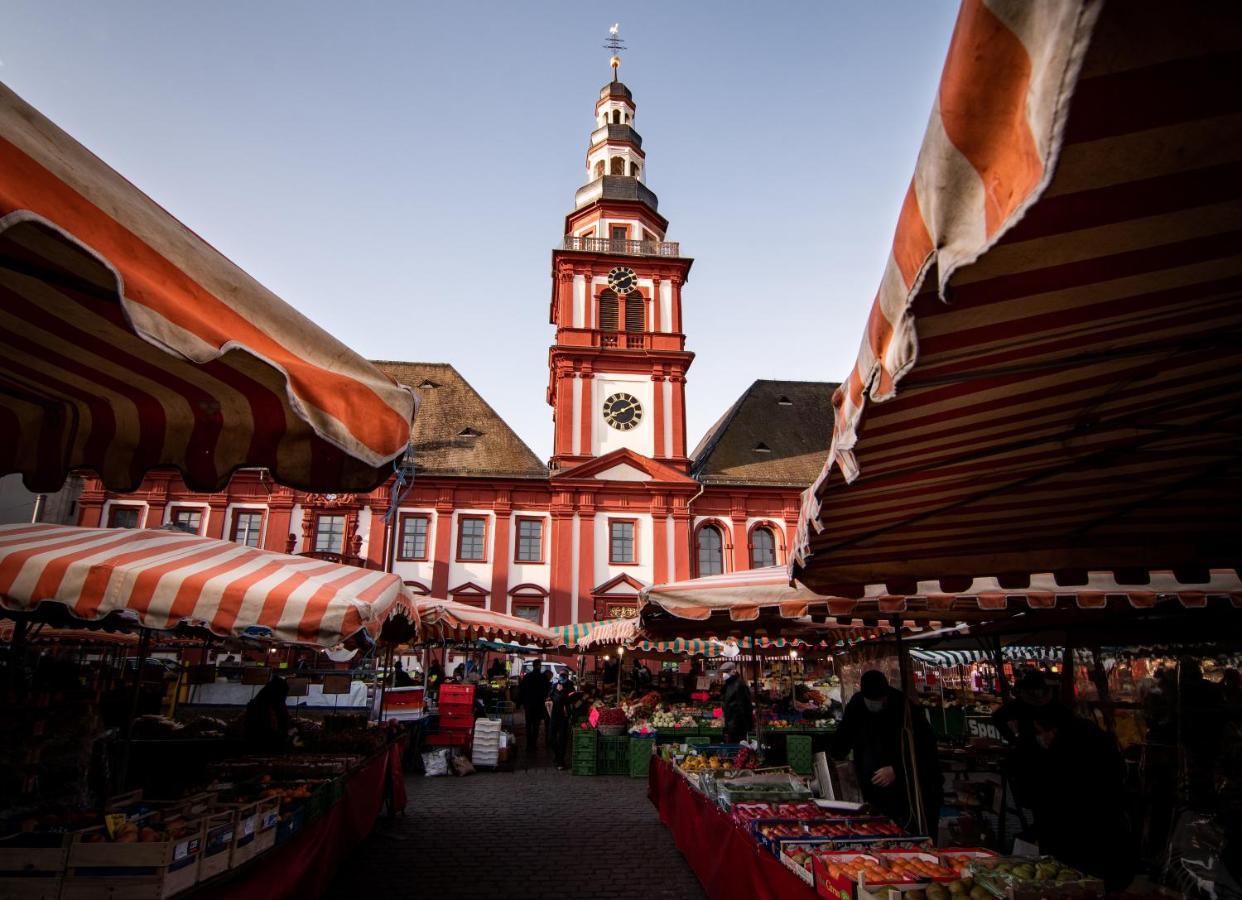 Hostel Мангейм Экстерьер фото The Christmas market in front of the church