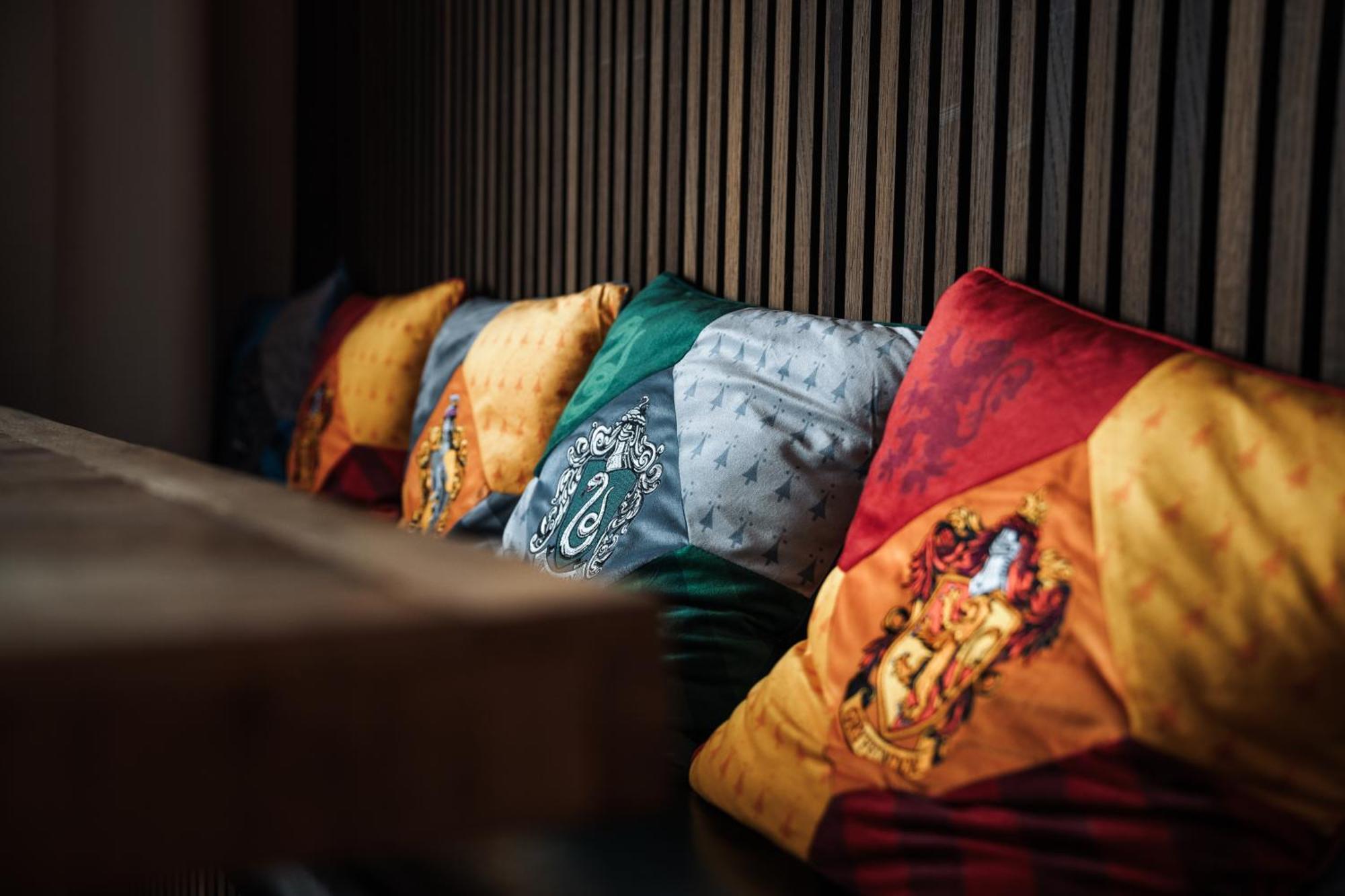 Hostel Мангейм Экстерьер фото Pillows with the coats of arms of the four houses