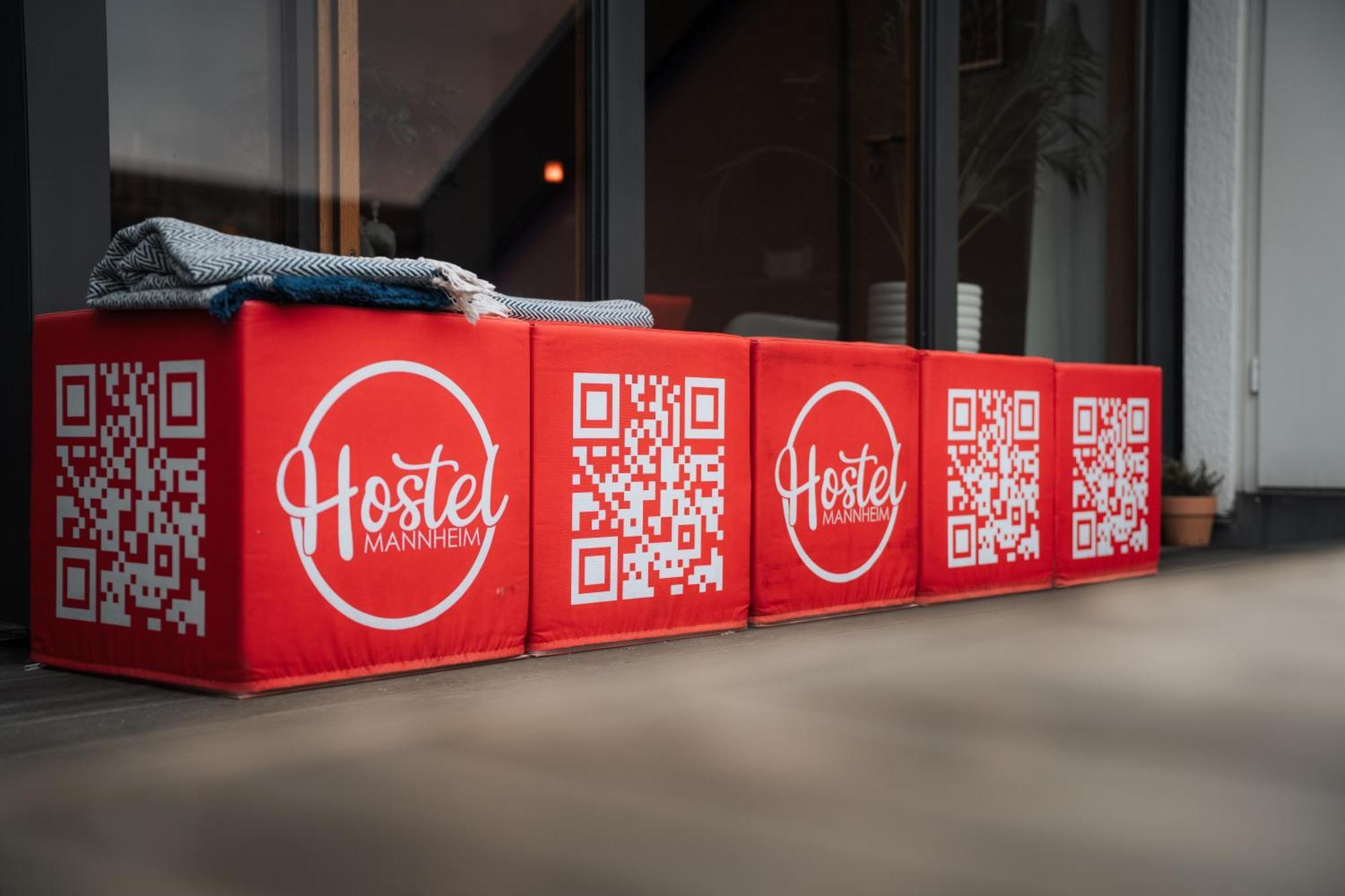 Hostel Мангейм Экстерьер фото QR codes on a bench